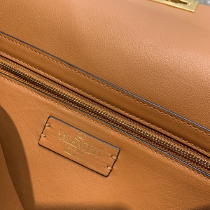 Essenceofluxury Womens Handbags Valentino Medium Roman Stud The Shoulder Bag in Blue Denim with Chain 25x16x10CM A204PP1180 AA192551 Essenceofluxury Womens Handbags Valentino Medium Roman Stud The Shoulder Bag in Blue Denim with Chain 25x16x10CM A204PP1180 AA192551