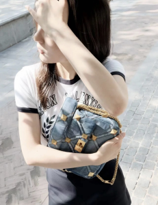 Essenceofluxury Womens Handbags Valentino Medium Roman Stud The Shoulder Bag in Blue Denim with Chain 25x16x10CM A204PP1180 AA192551 Essenceofluxury Womens Handbags Valentino Medium Roman Stud The Shoulder Bag in Blue Denim with Chain 25x16x10CM A204PP1180 AA192551