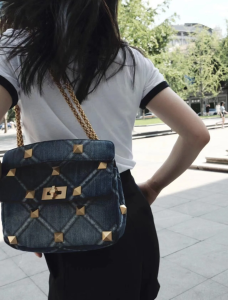 Essenceofluxury Womens Handbags Valentino Medium Roman Stud The Shoulder Bag in Blue Denim with Chain 25x16x10CM A204PP1180 AA192551 Essenceofluxury Womens Handbags Valentino Medium Roman Stud The Shoulder Bag in Blue Denim with Chain 25x16x10CM A204PP1180 AA192551