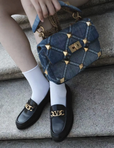 Essenceofluxury Womens Handbags Valentino Medium Roman Stud The Shoulder Bag in Blue Denim with Chain 25x16x10CM A204PP1180 AA192551 Essenceofluxury Womens Handbags Valentino Medium Roman Stud The Shoulder Bag in Blue Denim with Chain 25x16x10CM A204PP1180 AA192551