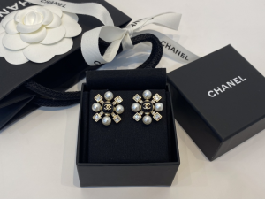 Essenceofluxury Womens Jewelry Chanel CC Pearls Earrings A39PP180 AA192613