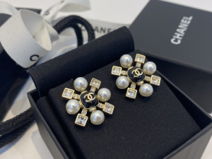 Essenceofluxury Womens Jewelry Chanel CC Pearls Earrings A39PP180 AA192613