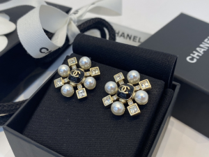 Essenceofluxury Womens Jewelry Chanel CC Pearls Earrings A39PP180 AA192613