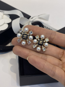 Essenceofluxury Womens Jewelry Chanel CC Pearls Earrings A39PP180 AA192613