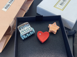 Essenceofluxury Womens Jewelry Miu Miu Multicolor Set of Three Hair Clips A39PP180 AA192618