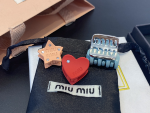 Essenceofluxury Womens Jewelry Miu Miu Multicolor Set of Three Hair Clips A39PP180 AA192618