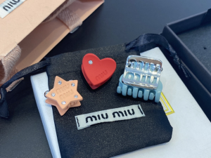 Essenceofluxury Womens Jewelry Miu Miu Multicolor Set of Three Hair Clips A39PP180 AA192618