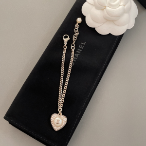 Essenceofluxury Womens Jewelry Chanel CC Crystals Heart Chain Bracelet A152PP180 AA192747