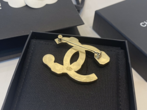 Essenceofluxury Womens Jewelry Chanel Crystals CC Logo Brooch A39PP180 AA192818