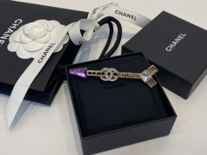 Replica Womens Jewelry Chanel Crystals CC Arrow Brooch A39PP180 AA193045