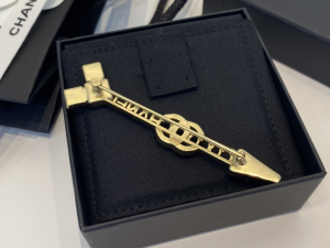 Replica Womens Jewelry Chanel Crystals CC Arrow Brooch A39PP180 AA193045