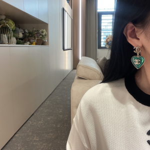 Essenceofluxury Womens Jewelry Chanel CC Logo Green Heart Earrings A173PP180 AA193186