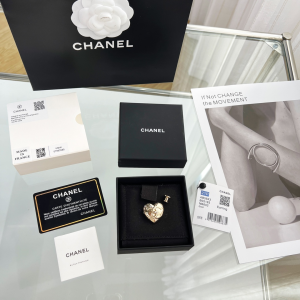 Replica Womens Jewelry Chanel Gold Lock Heart Brooch A62PP180 AA193365