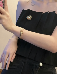 Replica Womens Jewelry Chanel Gold Lock Heart Brooch A62PP180 AA193365