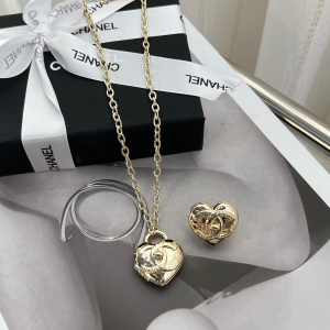 Replica Womens Jewelry Chanel Gold Lock Heart Brooch A62PP180 AA193365