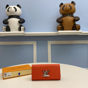 Essenceofluxury Womens Wallet Louis Vuitton Twist Wallet with LV Twist Lock in Red Epi Leather M80690 19x10x2CM A117PP480 AA193683 Essenceofluxury Womens Wallet Louis Vuitton Twist Wallet with LV Twist Lock in Red Epi Leather M80690 19x10x2CM A117PP480 AA193683