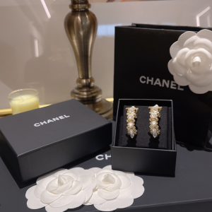 Essenceofluxury Womens Jewelry Chanel Diamonds CC Logo Earrings A173PP180 AA193783