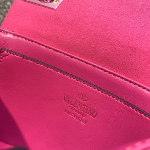Essenceofluxury Womens Handbags Valentino Small One Maxi Stud Chain Shoulder Bag with Allover Swarovski Crystals in Pink 19x14x11CM A204PP1280 AA193839 Essenceofluxury Womens Handbags Valentino Small One Maxi Stud Chain Shoulder Bag with Allover Swarovski Crystals in Pink 19x14x11CM A204PP1280 AA193839