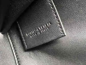 Essenceofluxury Mens Handbags Bottega Veneta Classic Intrecciato Small Leather Document Case in Black 27x20x2CM A103PP1180 AA193919 Essenceofluxury Mens Handbags Bottega Veneta Classic Intrecciato Small Leather Document Case in Black 27x20x2CM A103PP1180 AA193919