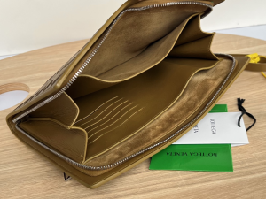 Essenceofluxury Mens Handbags Bottega Veneta Classic Intrecciato Small Leather Document Case in Brown 27x20x2CM A103PP1180 AA193920 Essenceofluxury Mens Handbags Bottega Veneta Classic Intrecciato Small Leather Document Case in Brown 27x20x2CM A103PP1180 AA193920