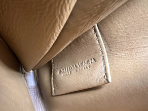 Essenceofluxury Mens Handbags Bottega Veneta Classic Intrecciato Small Leather Document Case in Brown 27x20x2CM A103PP1180 AA193920 Essenceofluxury Mens Handbags Bottega Veneta Classic Intrecciato Small Leather Document Case in Brown 27x20x2CM A103PP1180 AA193920