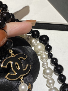 Essenceofluxury Womens Jewelry Chanel Black and White Pearls Necklaces A173PP280 AA194096