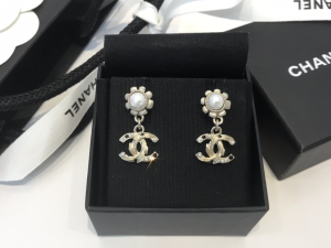 Essenceofluxury Womens Jewelry Chanel CC Logo Earrings A39PP180 AA194231