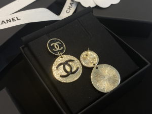 Essenceofluxury Womens Jewelry Chanel CC Logo Round Earrings A39PP180 AA194238