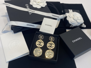 Essenceofluxury Womens Jewelry Chanel CC Logo Round Earrings A39PP180 AA194239