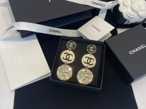 Essenceofluxury Womens Jewelry Chanel CC Logo Round Earrings A39PP180 AA194239