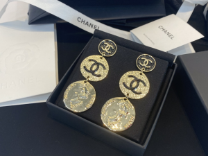 Essenceofluxury Womens Jewelry Chanel CC Logo Round Earrings A39PP180 AA194239
