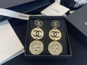 Essenceofluxury Womens Jewelry Chanel CC Logo Round Earrings A39PP180 AA194239