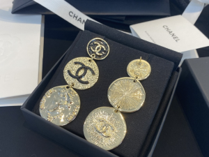 Essenceofluxury Womens Jewelry Chanel CC Logo Round Earrings A39PP180 AA194239