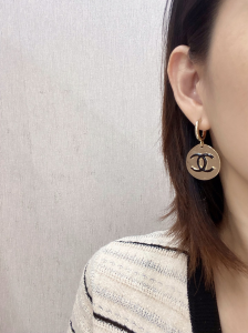 Essenceofluxury Womens Jewelry Chanel CC Logo Round Earrings A39PP180 AA194240