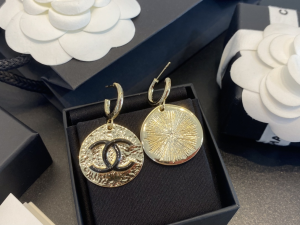 Essenceofluxury Womens Jewelry Chanel CC Logo Round Earrings A39PP180 AA194240