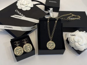 Essenceofluxury Womens Jewelry Chanel CC Logo Round Pendant Necklace A39PP180 AA194241