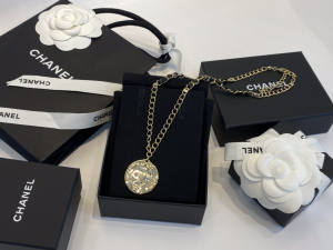 Essenceofluxury Womens Jewelry Chanel CC Logo Round Pendant Necklace A39PP180 AA194241