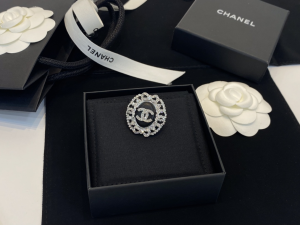 Essenceofluxury Womens Jewelry Chanel Crystals CC Logo Brooch A39PP180 AA194237