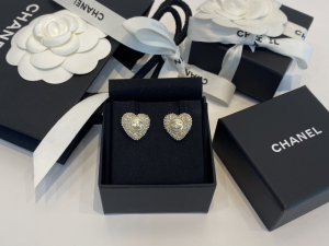 Essenceofluxury Womens Jewelry Chanel Crystals Heart Earrings A39PP180 AA194249