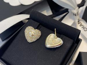 Essenceofluxury Womens Jewelry Chanel Crystals Heart Earrings A39PP180 AA194249