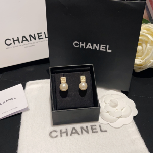 Essenceofluxury Womens Jewelry Chanel CC Dice Pearl Earrings A173PP180 AA194499