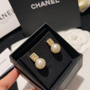 Essenceofluxury Womens Jewelry Chanel CC Dice Pearl Earrings A173PP180 AA194499