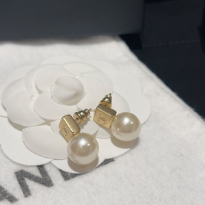 Essenceofluxury Womens Jewelry Chanel CC Dice Pearl Earrings A173PP180 AA194499
