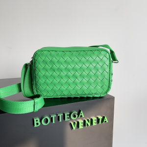 Essenceofluxury Mens Handbags Bottega Veneta Classic Intrecciato Leather Crossbody Bag in Green 25x16x7CM A209PP1280 AA194516 Essenceofluxury Mens Handbags Bottega Veneta Classic Intrecciato Leather Crossbody Bag in Green 25x16x7CM A209PP1280 AA194516