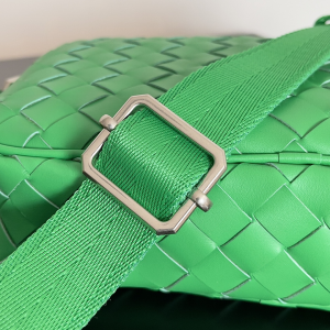 Essenceofluxury Mens Handbags Bottega Veneta Classic Intrecciato Leather Crossbody Bag in Green 25x16x7CM A209PP1280 AA194516 Essenceofluxury Mens Handbags Bottega Veneta Classic Intrecciato Leather Crossbody Bag in Green 25x16x7CM A209PP1280 AA194516