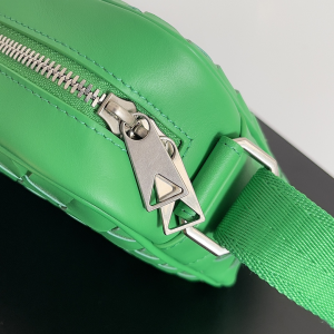 Essenceofluxury Mens Handbags Bottega Veneta Classic Intrecciato Leather Crossbody Bag in Green 25x16x7CM A209PP1280 AA194516 Essenceofluxury Mens Handbags Bottega Veneta Classic Intrecciato Leather Crossbody Bag in Green 25x16x7CM A209PP1280 AA194516