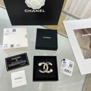 Essenceofluxury Womens Jewelry Chanel Crystal CC Diamonds Brooch A62PP180 AA194595