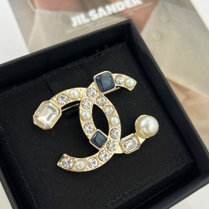 Essenceofluxury Womens Jewelry Chanel Crystal CC Diamonds Brooch A62PP180 AA194595