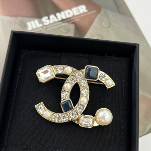 Essenceofluxury Womens Jewelry Chanel Crystal CC Diamonds Brooch A62PP180 AA194595