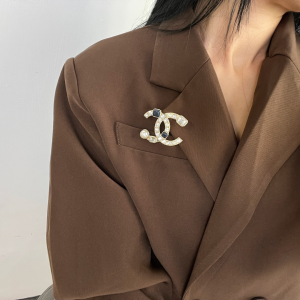 Essenceofluxury Womens Jewelry Chanel Crystal CC Diamonds Brooch A62PP180 AA194595